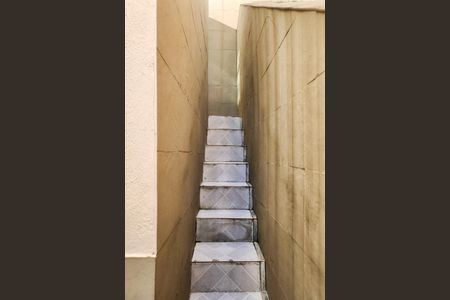 Casa de condomínio à venda com 120m², 3 quartos e 2 vagas Casa de condomínio à venda com 120m², 3 quartos e 2 vagasEscada