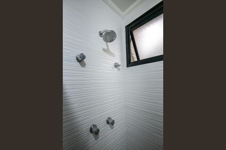 Apartamento à venda com 190m², 4 quartos e 3 vagasChuveiro do Banheiro da Suíte 2