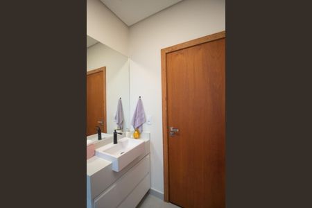 Casa de condomínio para alugar com 299m², 4 quartos e 6 vagasBanheiro da Suíte 3