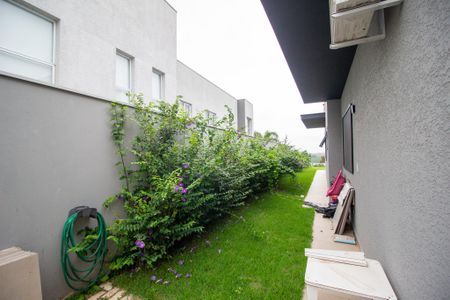 Casa de condomínio para alugar com 299m², 4 quartos e 6 vagasCorredor Externo