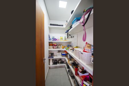 Casa de condomínio para alugar com 299m², 4 quartos e 6 vagasDespensa 