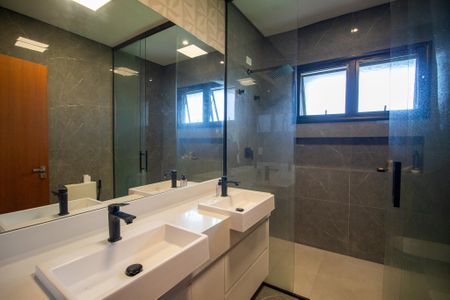 Banheiro da Suíte 1 de casa de condomínio para alugar com 4 quartos, 299m² em Ecoresidencial Jequitiba, Votorantim