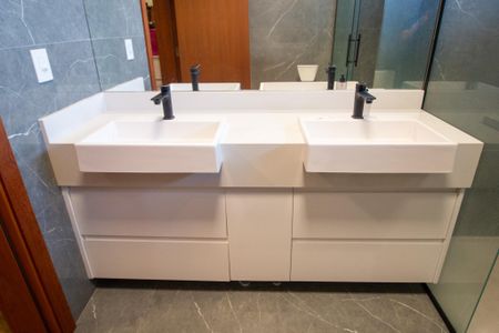 Casa de condomínio para alugar com 299m², 4 quartos e 6 vagasBanheiro da Suíte 1