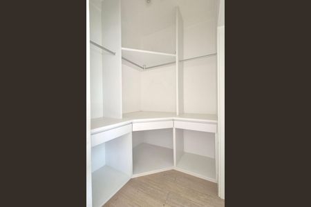 Casa de condomínio à venda com 583m², 5 quartos e 4 vagasCloset da suíte 2