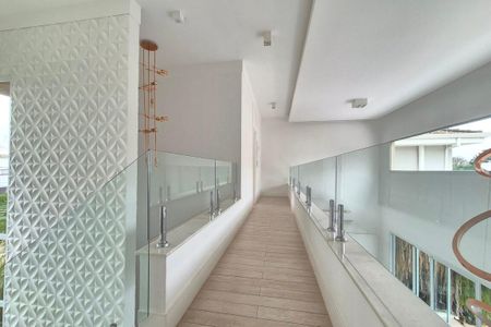 Casa de condomínio à venda com 583m², 5 quartos e 4 vagasCorredor 