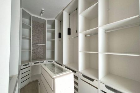 Casa de condomínio à venda com 583m², 5 quartos e 4 vagasCloset da suíte 4
