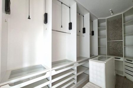 Casa de condomínio à venda com 583m², 5 quartos e 4 vagasCloset da suíte 4