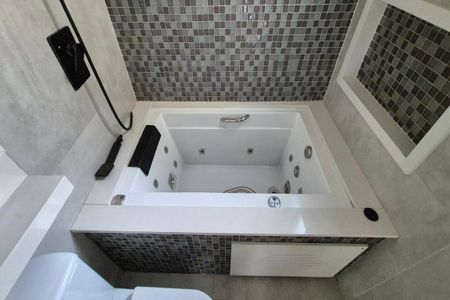 Casa de condomínio à venda com 583m², 5 quartos e 4 vagasDetalhe do Banheiro