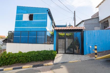 Casa à venda com 180m², 4 quartos e 2 vagas Casa à venda com 180m², 4 quartos e 2 vagasFachada