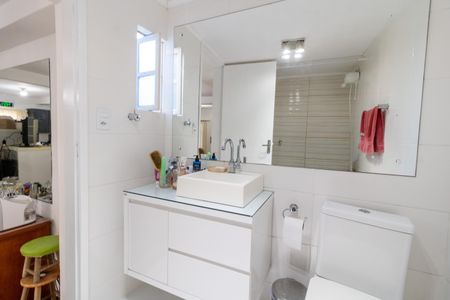 Casa à venda com 180m², 4 quartos e 2 vagas Casa à venda com 180m², 4 quartos e 2 vagasBanheiro 1