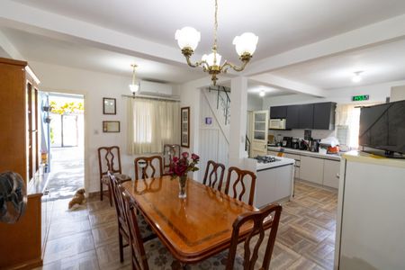 Casa à venda com 180m², 4 quartos e 2 vagas Casa à venda com 180m², 4 quartos e 2 vagasSala de Jantar