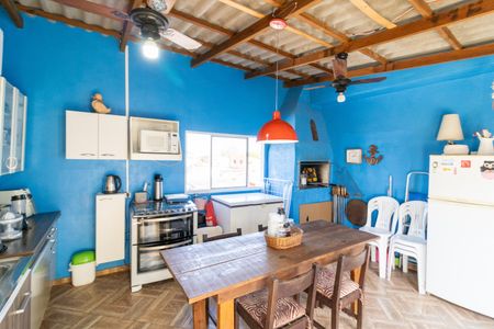 Casa à venda com 180m², 4 quartos e 2 vagas Casa à venda com 180m², 4 quartos e 2 vagasChurrasqueira