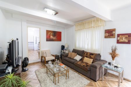 Casa à venda com 180m², 4 quartos e 2 vagas Casa à venda com 180m², 4 quartos e 2 vagasSala