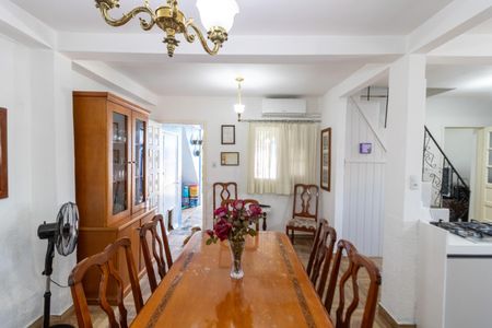 Casa à venda com 180m², 4 quartos e 2 vagas Casa à venda com 180m², 4 quartos e 2 vagasSala de Jantar