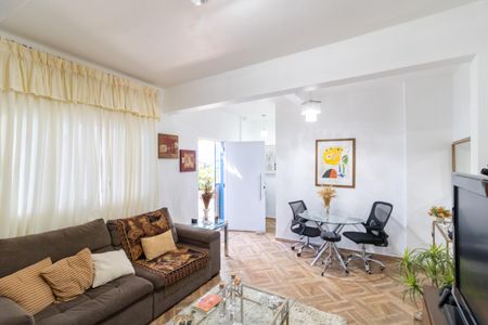 Casa à venda com 180m², 4 quartos e 2 vagas Casa à venda com 180m², 4 quartos e 2 vagasSala