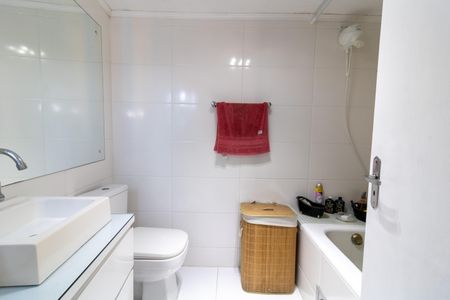 Casa à venda com 180m², 4 quartos e 2 vagas Casa à venda com 180m², 4 quartos e 2 vagasBanheiro 1