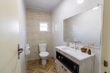 Casa à venda com 180m², 4 quartos e 2 vagas Casa à venda com 180m², 4 quartos e 2 vagasLavabo