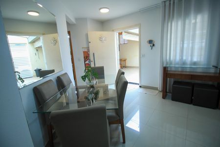 Casa à venda com 114m², 3 quartos e 3 vagas