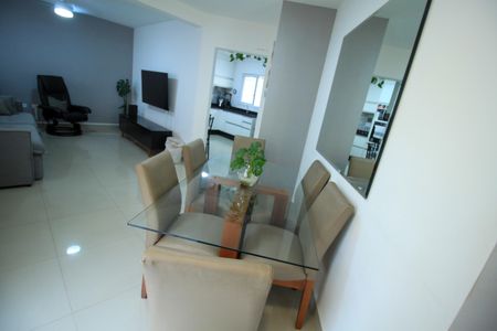 Casa à venda com 114m², 3 quartos e 3 vagas