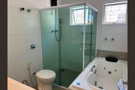 Casa à venda com 122m², 3 quartos e 4 vagasBanheiro