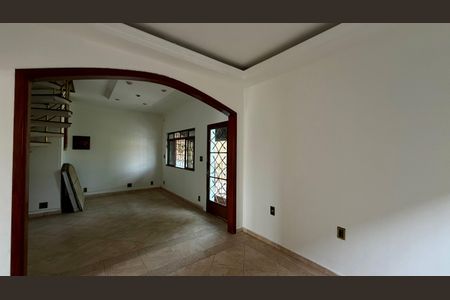 Casa para alugar com 5 quartos, 130m² em Jardim Ivana, São Paulo