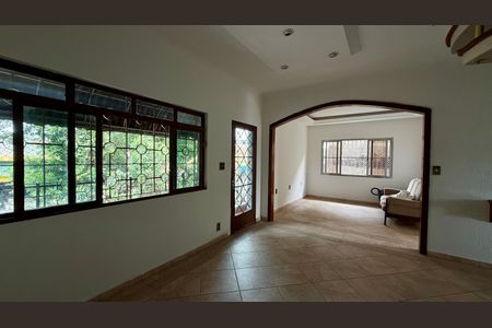 Casa para alugar com 5 quartos, 130m² em Jardim Ivana, São Paulo