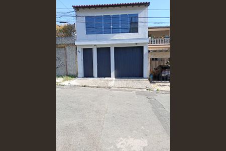 Casa à venda com 200m², 3 quartos e 2 vagas Casa à venda com 200m², 3 quartos e 2 vagasFachada