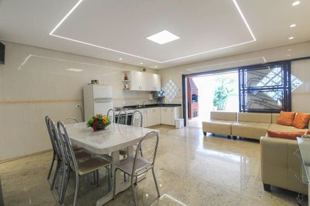 Casa à venda com 200m², 2 quartos e 2 vagas Casa à venda com 200m², 2 quartos e 2 vagasCozinha