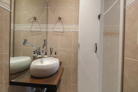 Casa à venda com 200m², 2 quartos e 2 vagas Casa à venda com 200m², 2 quartos e 2 vagasLavabo