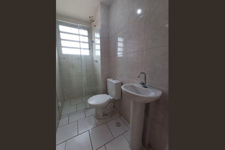 Banheiro de apartamento para alugar com 2 quartos, 50m² em Núcleo do Engordador, São Paulo