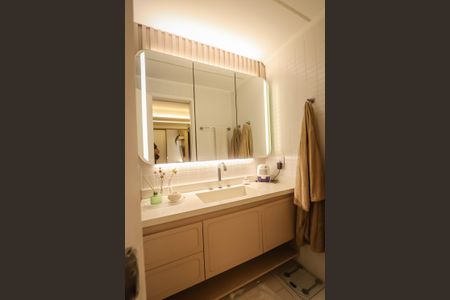 Apartamento para alugar com 80m², 2 quartos e 2 vagas Apartamento para alugar com 80m², 2 quartos e 2 vagasBanheiro da Suite