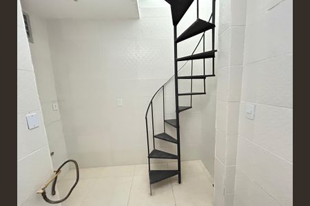 Apartamento para alugar com 100m², 3 quartos e sem vagaEscada