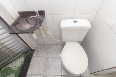 Banheiro de casa para alugar com 2 quartos, 70m² em Vila Carmosina, São Paulo