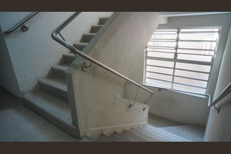 Apartamento à venda com 71m², 2 quartos e sem vagaEscada acesso ao imóvel 