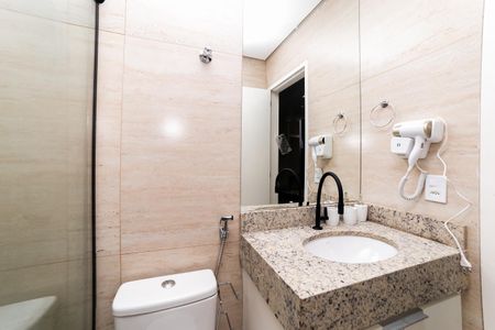 Banheiro Social de kitnet/studio para alugar com 1 quarto, 28m² em Minas Brasil, Belo Horizonte