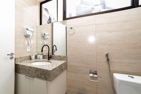 Banheiro Social de kitnet/studio para alugar com 1 quarto, 28m² em Minas Brasil, Belo Horizonte