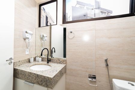 Banheiro Social de kitnet/studio para alugar com 1 quarto, 28m² em Minas Brasil, Belo Horizonte