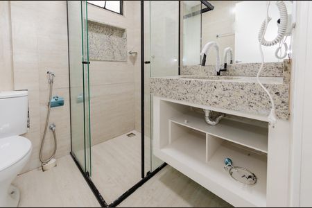 Banheiro de kitnet/studio para alugar com 1 quarto, 28m² em Minas Brasil, Belo Horizonte