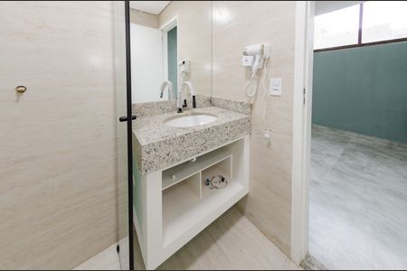 Banheiro de kitnet/studio para alugar com 1 quarto, 28m² em Minas Brasil, Belo Horizonte