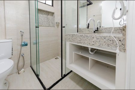 Banheiro de kitnet/studio para alugar com 1 quarto, 28m² em Minas Brasil, Belo Horizonte