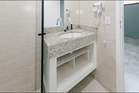 Banheiro de kitnet/studio para alugar com 1 quarto, 28m² em Minas Brasil, Belo Horizonte