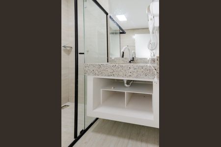 Banheiro de kitnet/studio para alugar com 1 quarto, 28m² em Minas Brasil, Belo Horizonte
