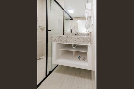 Banheiro de kitnet/studio para alugar com 1 quarto, 28m² em Minas Brasil, Belo Horizonte