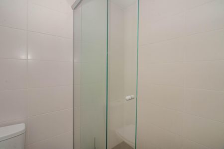 Banheiro de kitnet/studio para alugar com 1 quarto, 41m² em São João, Porto Alegre