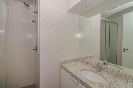 Banheiro de kitnet/studio para alugar com 1 quarto, 41m² em São João, Porto Alegre