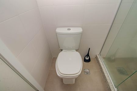 Banheiro de kitnet/studio para alugar com 1 quarto, 41m² em São João, Porto Alegre