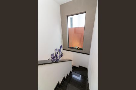 Casa para alugar com 190m², 3 quartos e 1 vaga Casa para alugar com 190m², 3 quartos e 1 vagaEscada