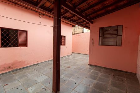Casa à venda com 206m², 3 quartos e 4 vagas Casa à venda com 206m², 3 quartos e 4 vagasÁREA EXTERNA FUNDOS