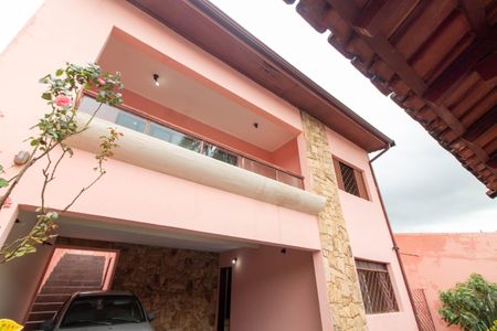 Casa à venda com 206m², 3 quartos e 4 vagas Casa à venda com 206m², 3 quartos e 4 vagasFACHADA