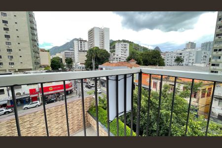 Apartamento à venda com 99m², 2 quartos e 2 vagasPlaquinha